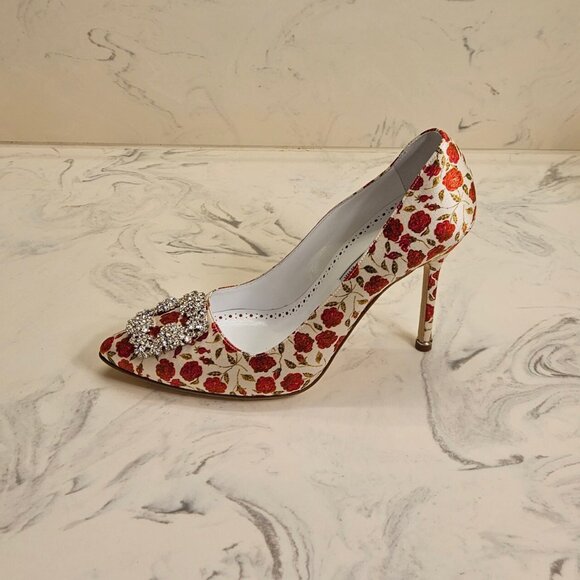 Manolo Blahnik 'Hangisi' Classic Pumps - Picture 2 of 11